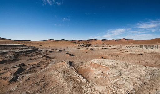广袤荒原：红土与蓝天交织的大地画卷