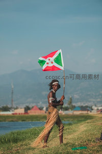 持旗少年：草原上的民族骄傲与自由