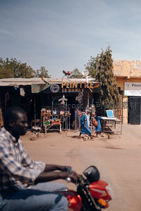 非洲街头画家店铺前的日常景象