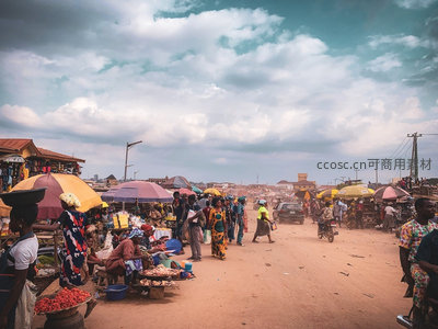 热闹市集人潮涌，彩色伞下交易忙