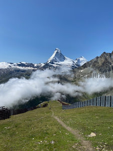马特洪峰云海缭绕，绿坡小径通幽