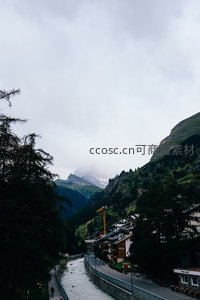 山谷溪流穿镇过，远眺雪山隐云中