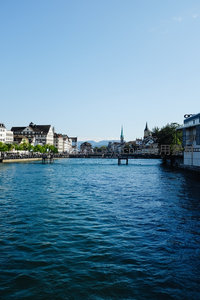 河畔古城风光，蓝天映衬历史建筑群