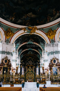 华丽巴洛克教堂内部穹顶壁画与金饰