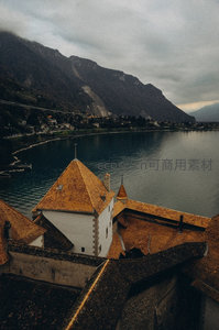 湖光山色映古堡，橙瓦白墙诉时光