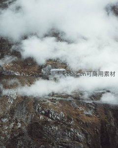 云海深处的山巅酒店若隐若现