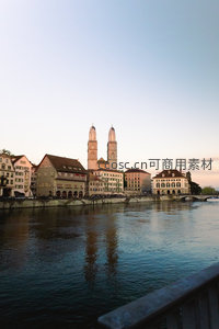 黄昏时分的城市河岸双塔