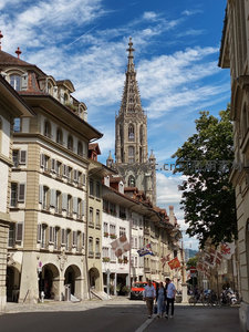 伯尔尼老城街景，高耸哥特式教堂尖塔直指蓝天