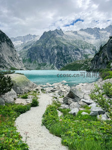 高山湖泊与崎岖山径的静谧风光