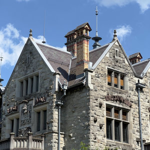 古典石砌建筑屋顶细节特写