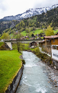 湍急河流旁的瑞士乡村木屋群落