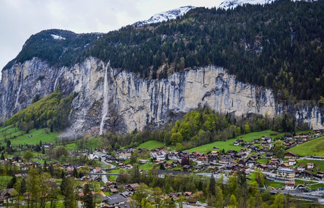 瑞士山谷小镇，瀑布飞流直下，绿野环绕