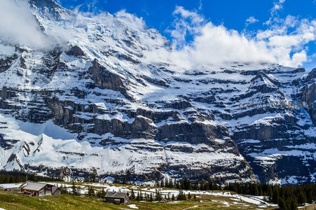 雪峰巍峨：云雾缭绕的高山冰川奇景