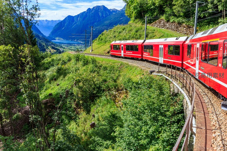红色齿轮列车蜿蜒穿行阿尔卑斯绿谷，远眺雪山与湖泊