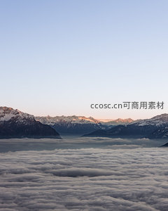 云海翻涌如浪，雪峰浮于天际，晨曦轻抚阿尔卑斯之巅