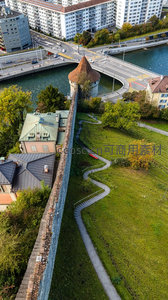 古城墙蜿蜒穿城而过：现代桥梁与历史塔楼交映成趣