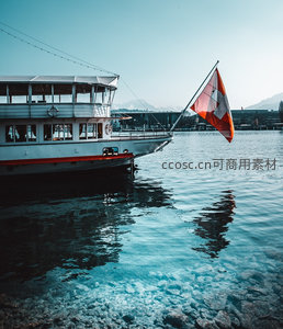 苏黎世湖畔游船扬起瑞士国旗，清澈见底的湖水映照雪山倒影