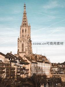 伯尔尼明斯特大教堂尖塔刺破云霄，哥特式雕饰细节在柔光中熠熠生辉