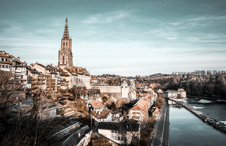 伯尔尼老城航拍：阿勒河畔哥特式尖塔与红瓦屋顶交织的千年古城风貌