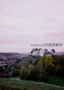 黄昏薄雾中的穆塞格城墙与城堡：粉紫天幕下白墙古堡静卧山丘之巅