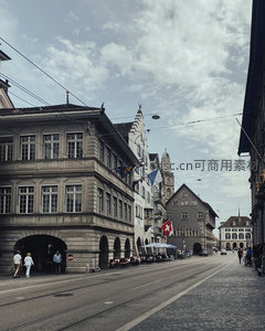 瑞士老城街景：石砌建筑、电车轨道与钟楼远眺