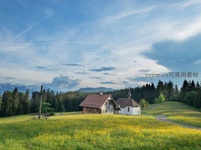 重复图像：阿尔卑斯山麓草甸小教堂与十字架晨光
