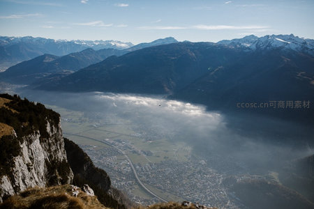 高山俯瞰山谷云海，阿尔卑斯雪峰与城镇交织壮景