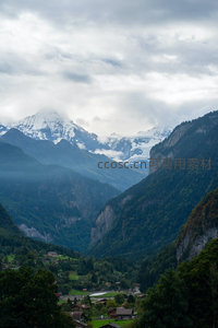 云雾缭绕少女峰：冰川悬垂于深谷之上，村落隐现林海之间
