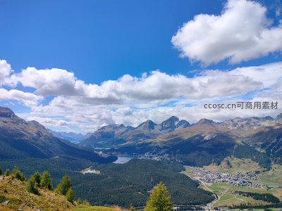 阿尔卑斯山谷全景航拍，云海缭绕小镇与翠绿森林交相辉映