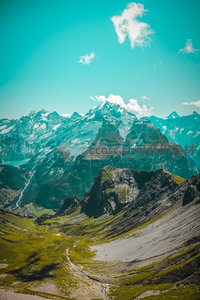 青翠山谷与雪峰交映的壮丽阿尔卑斯航拍景观