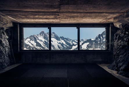 混凝土观景台内透过巨窗凝望雪岭的静默时刻