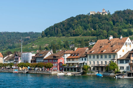 湖畔小镇依山而建，城堡踞顶俯瞰葡萄园与民居