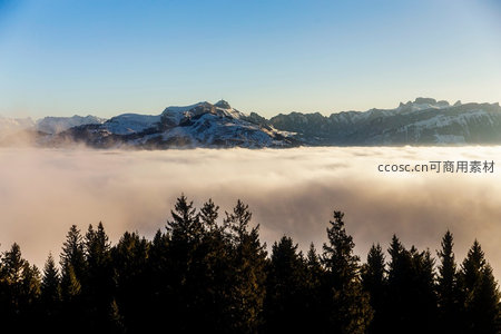 金色霞光漫染云海，远山雪顶若隐若现如仙境