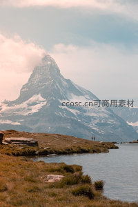 马特洪峰云雾缭绕湖畔远眺壮丽雪峰