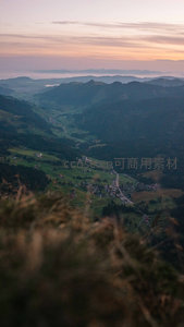 阿尔卑斯山谷日落余晖中村落隐现层峦