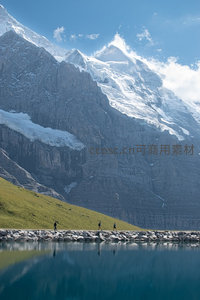 雪山倒影湖畔徒步者，阿尔卑斯壮丽自然风光