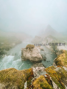 雾中溪流穿石而过，苔藓覆岩，山影朦胧如画境