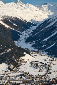 雪覆山谷小镇航拍图，阿尔卑斯山间冬日静谧村落