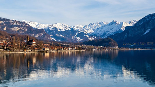 湖光山色倒影如画，瑞士小镇依山傍水静谧安详
