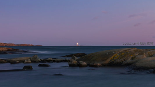 暮色海岬灯塔微光闪烁，长曝光水流如丝拂过苔藓礁石