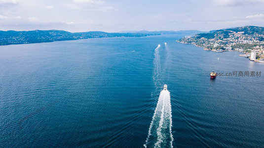 航拍挪威峡湾城市风光，多艘船只航行于碧蓝海面