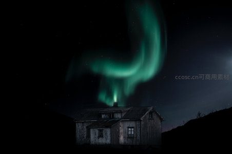 极光舞动夜空，孤屋静默守望神秘绿幕