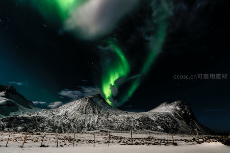 极光倾泻雪岭巅，围栏静守寒夜乡