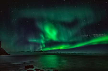 极光如 curtain 舞动夜空，绿光流泻海面，星河璀璨