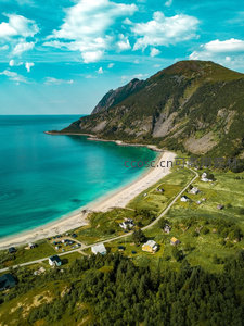 航拍挪威峡湾海岸线，碧海青山村落相依