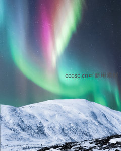 极光如彩带舞动于雪峰之巅，夜空繁星点点映衬壮丽自然奇观