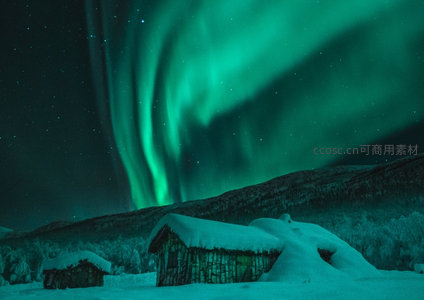 雪覆小屋静卧山脚，穹顶极光垂直倾泻，寒夜诗意盎然