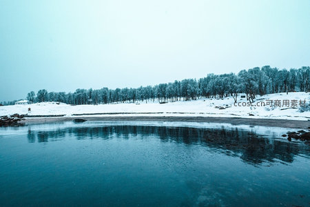 雪岸静湖倒影霜林如画