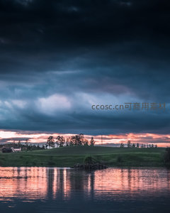 暴风雨前的湖岸奇景：暗云翻涌与晚霞熔金交映水天一色