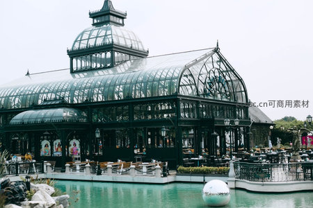 欧式玻璃穹顶建筑临水而建，黑铁框架与碧水相映成趣